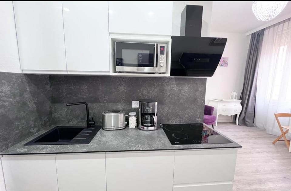 Coffee/tea facilities, Kitchen or kitchenette, oven, stove, toaster