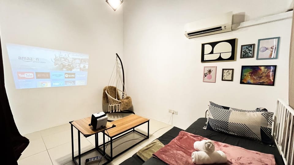 Bed, TV and multimedia, Living room, air conditioner