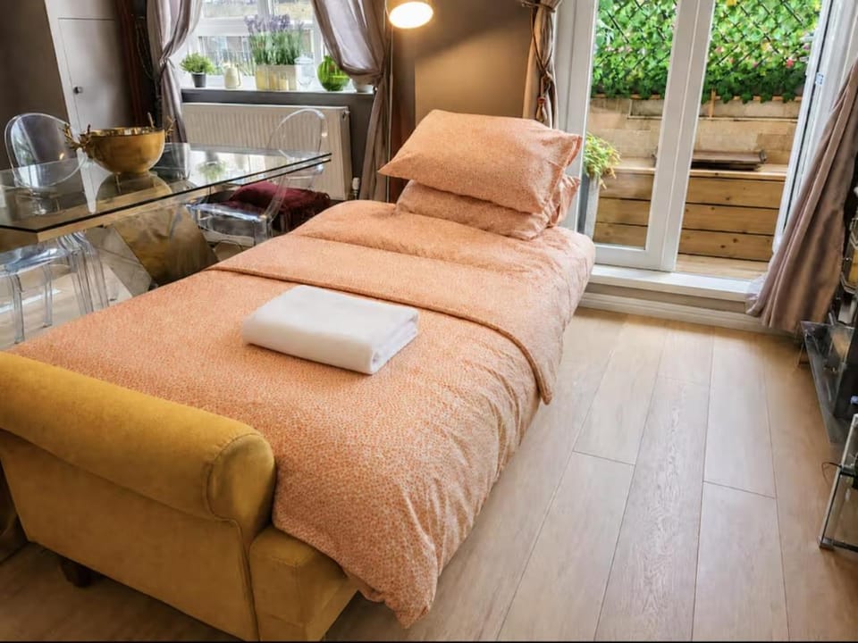 Boutique 2BR Flat near Waterloo Station Apartment in London Borough of Southwark