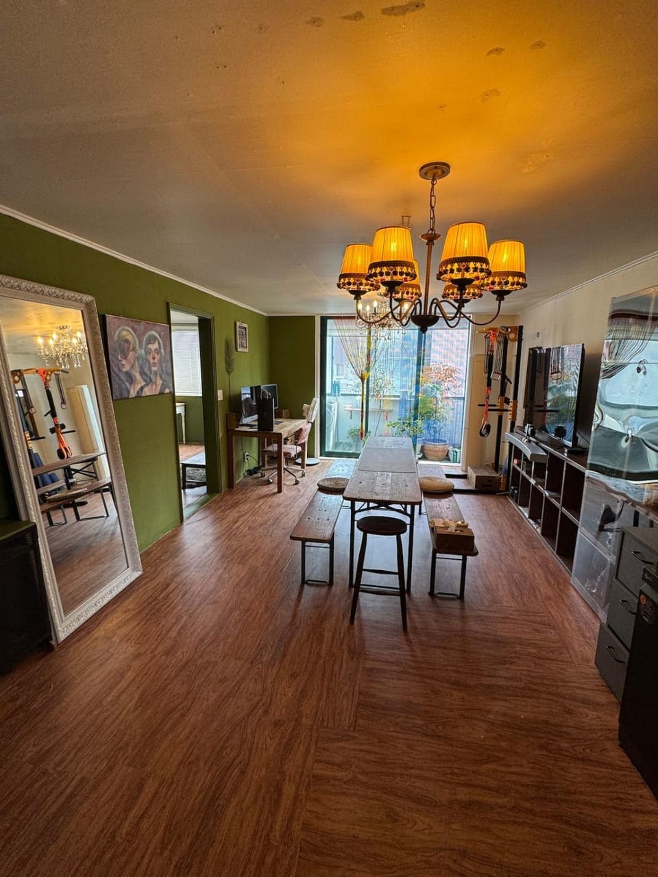 TV and multimedia, Kitchen or kitchenette, Living room, Seating area, Dining area