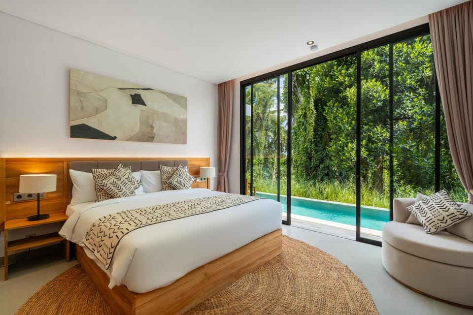 Bed, TV and multimedia, Bedroom, Pool view, air conditioner