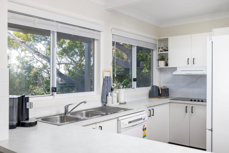 Kitchen or kitchenette, dishwasher, stove