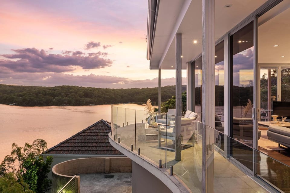 Deluxe Waterfront Queen Room in Caringbah South - Gorgeous Views All Around - Shared Bathroom Bed and Breakfast in Sydney