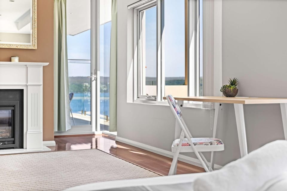 Deluxe Waterfront Queen Room in Caringbah South - Gorgeous Views All Around - Shared Bathroom Bed and Breakfast in Sydney