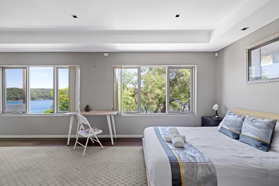 Deluxe Waterfront Queen Room in Caringbah South - Gorgeous Views All Around - Shared Bathroom Bed and Breakfast in Sydney