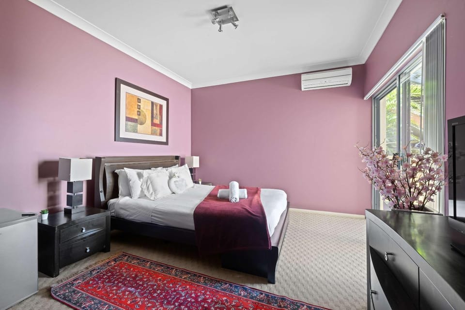 Waterfront Ensuite Queen Room - Luxury & Comfort Place in Caringbah South Bed and Breakfast in Sydney