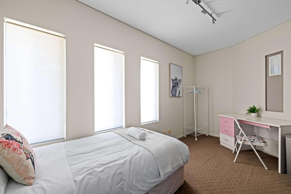 Tranquil Waterfront Single Room in Caringbah South - Stunning Views - Shared Bathroom Bed and Breakfast in Sydney