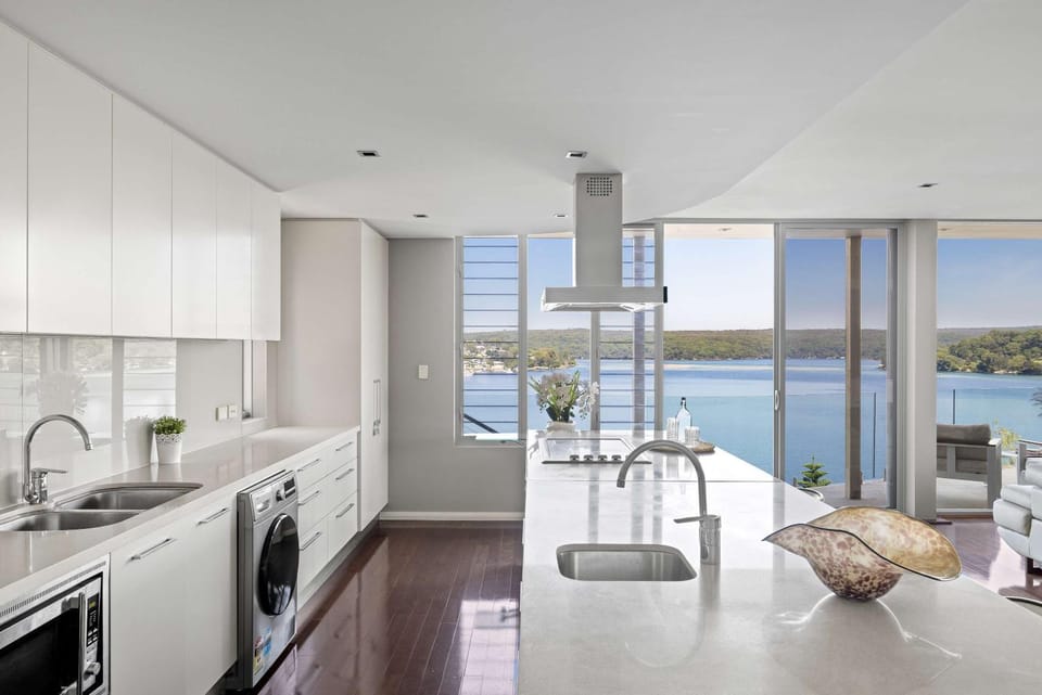 Tranquil Waterfront Single Room in Caringbah South - Stunning Views - Shared Bathroom Bed and Breakfast in Sydney