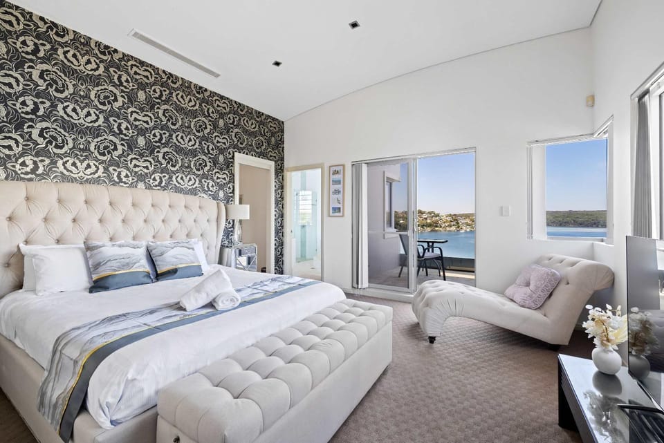 Tranquil Retreat at Caringbah South - Waterfront Ensuite King Room with Spectacular Views Bed and Breakfast in Sydney