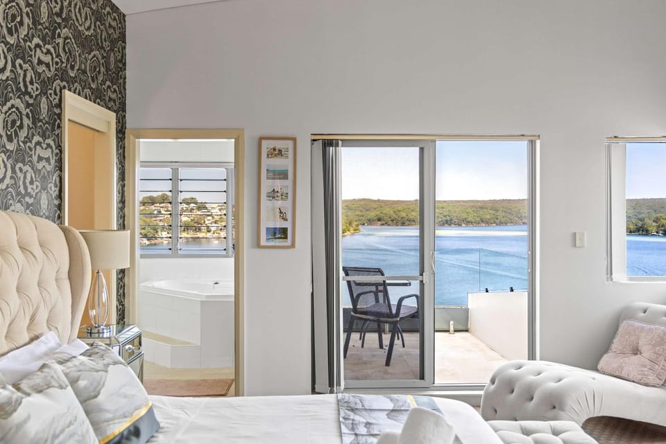 Tranquil Retreat at Caringbah South - Waterfront Ensuite King Room with Spectacular Views Bed and Breakfast in Sydney