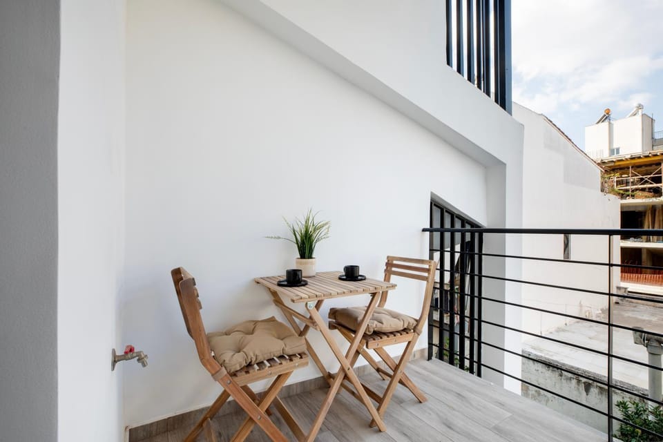 View (from property/room), Balcony/Terrace, Seating area, Dining area, City view