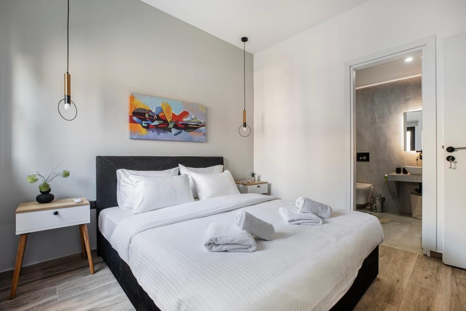 Bed, Bathroom, Photo of the whole room, Bedroom, towels, air conditioner