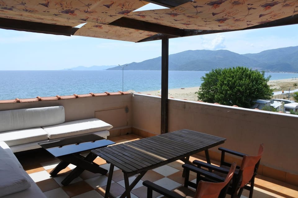 Natural landscape, Balcony/Terrace, Dining area, Lake view, Sea view