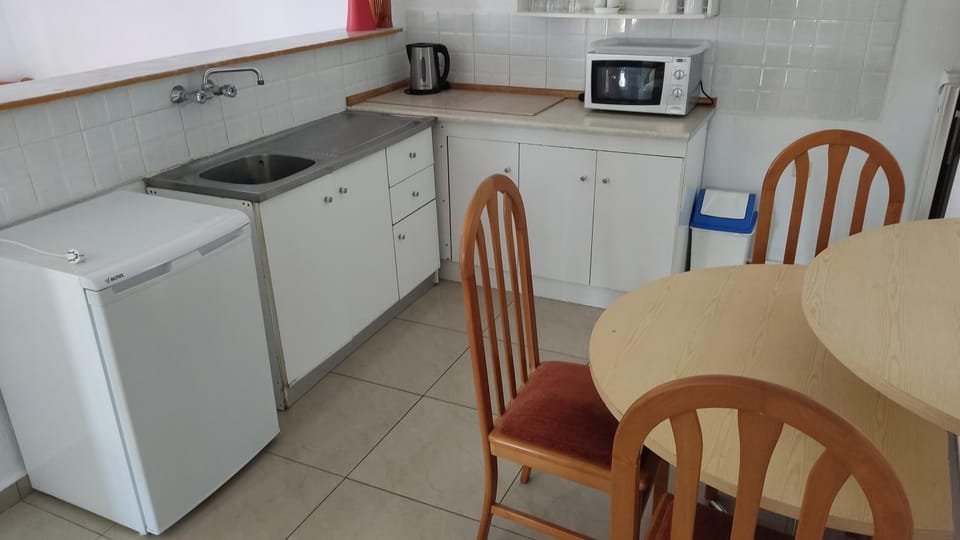 Kitchen or kitchenette, Dining area, minibar, stove