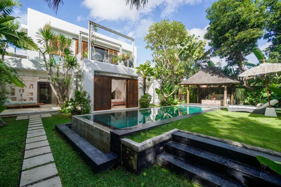 Property building, Patio, Spring, Day, Garden, Garden view, Pool view, Swimming pool, sunbed