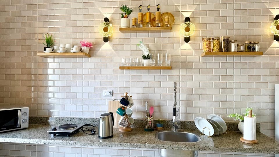Coffee/tea facilities, Kitchen or kitchenette, Food and drinks, Food, minibar, stove