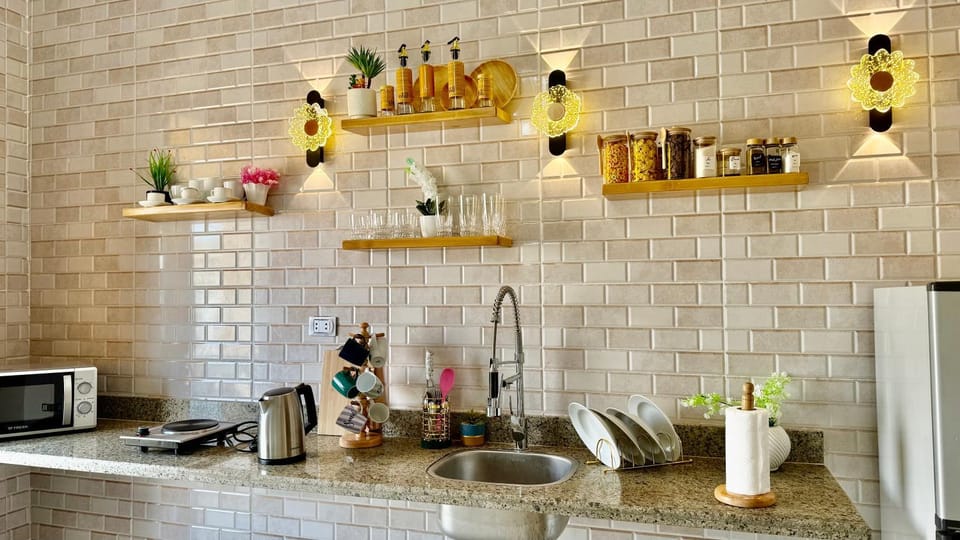 Kitchen or kitchenette, Food and drinks, Food, minibar, oven