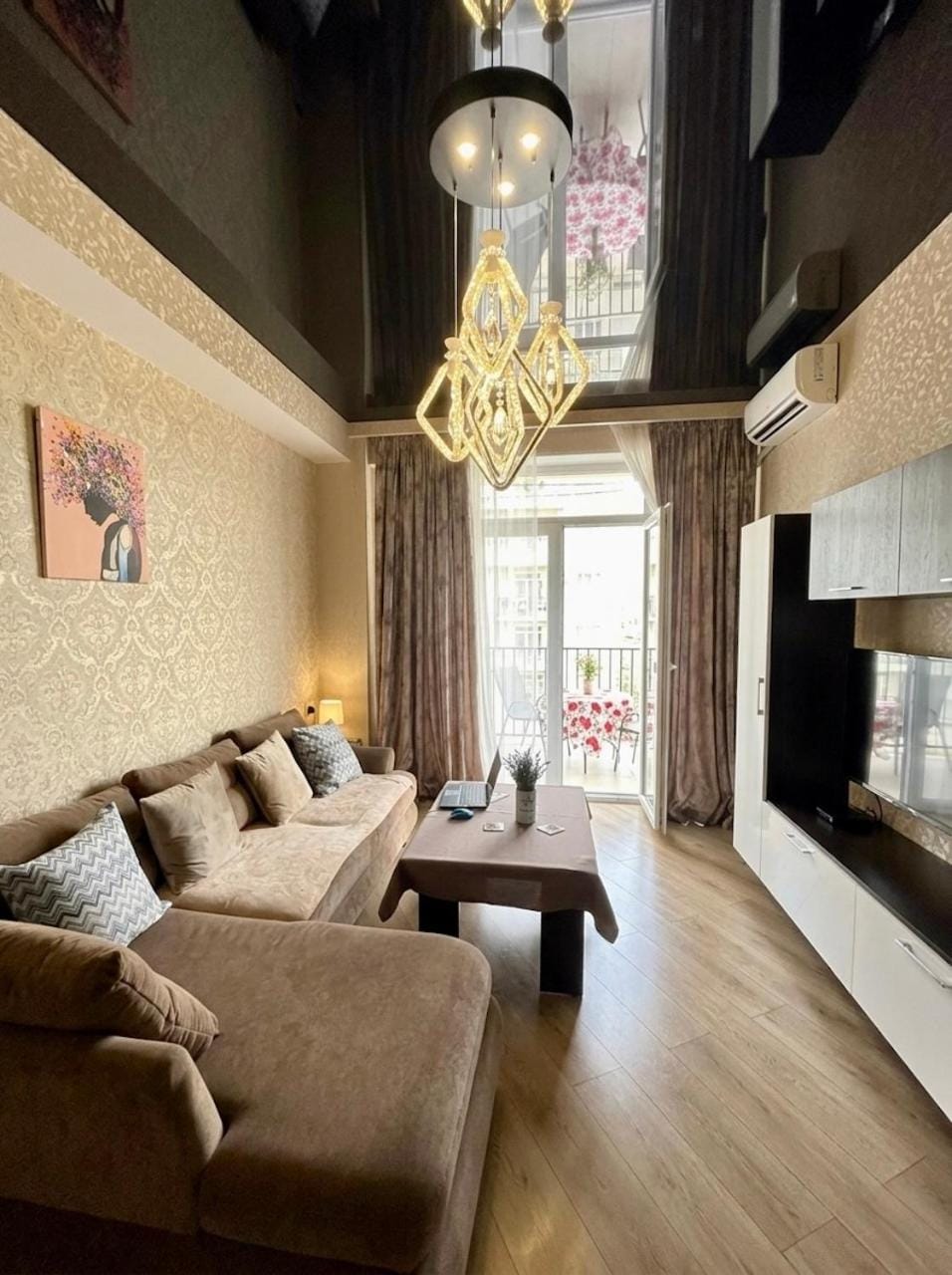 Bed, Living room, Photo of the whole room, Seating area, Bedroom