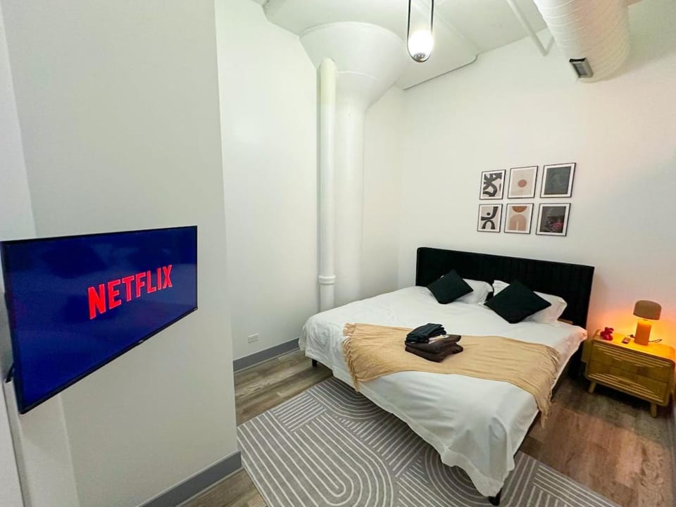 Luxury 6BR Suite with Pool Table Sleeps 12 Perfect for Group Stay Near McCormick Place, Grant Park and Soldier Field Apartment in South Loop