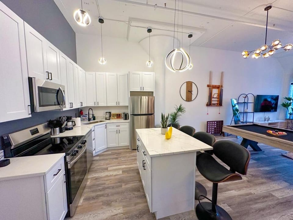 Luxury 6BR Suite with Pool Table Sleeps 12 Perfect for Group Stay Near McCormick Place, Grant Park and Soldier Field Apartment in South Loop