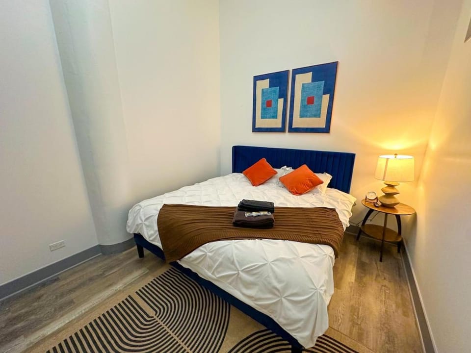 Luxury 6BR Suite with Pool Table Sleeps 12 Perfect for Group Stay Near McCormick Place, Grant Park and Soldier Field Apartment in South Loop