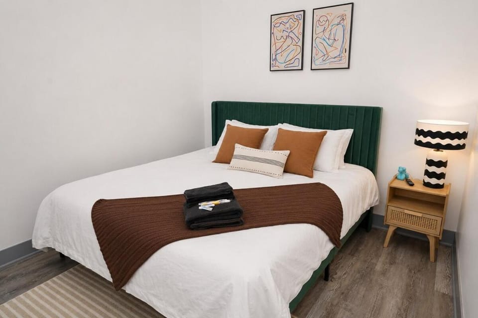 Luxury 6BR Suite with Pool Table Sleeps 12 Perfect for Group Stay Near McCormick Place, Grant Park and Soldier Field Apartment in South Loop
