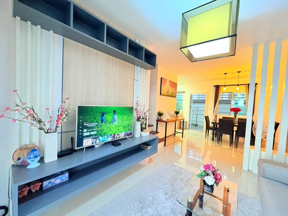 TV and multimedia, Seating area, Dining area
