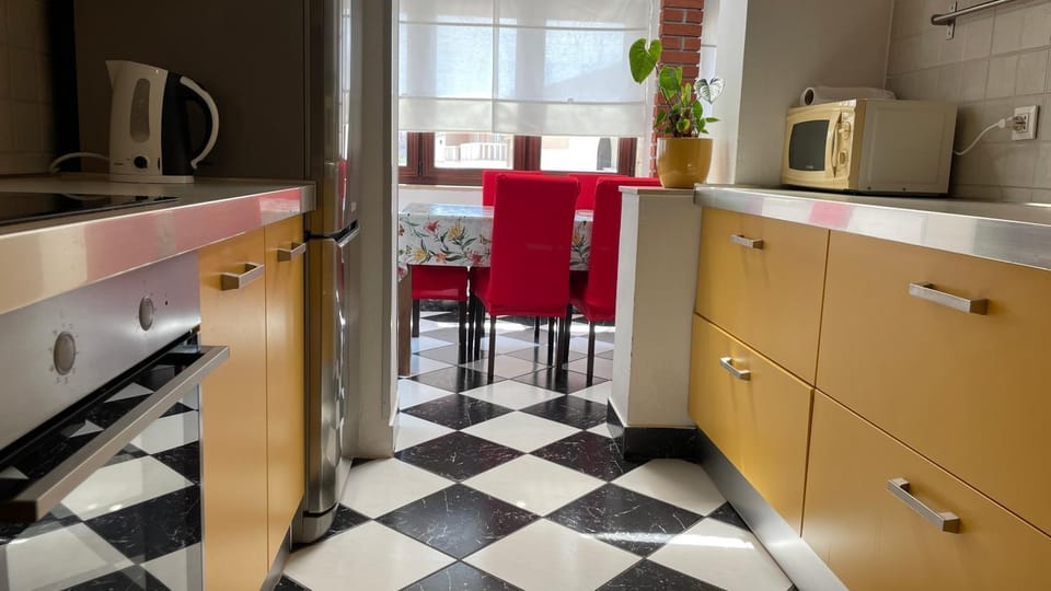 Kitchen or kitchenette, Dining area, oven, stove