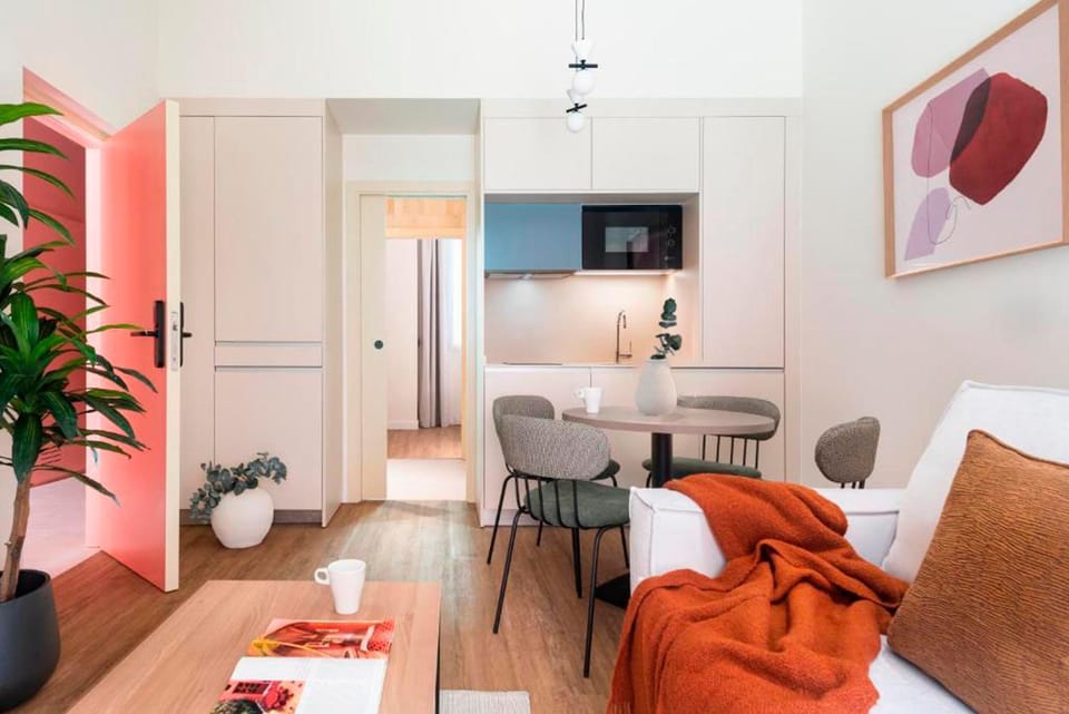 TV and multimedia, Kitchen or kitchenette, Living room, Seating area, Dining area