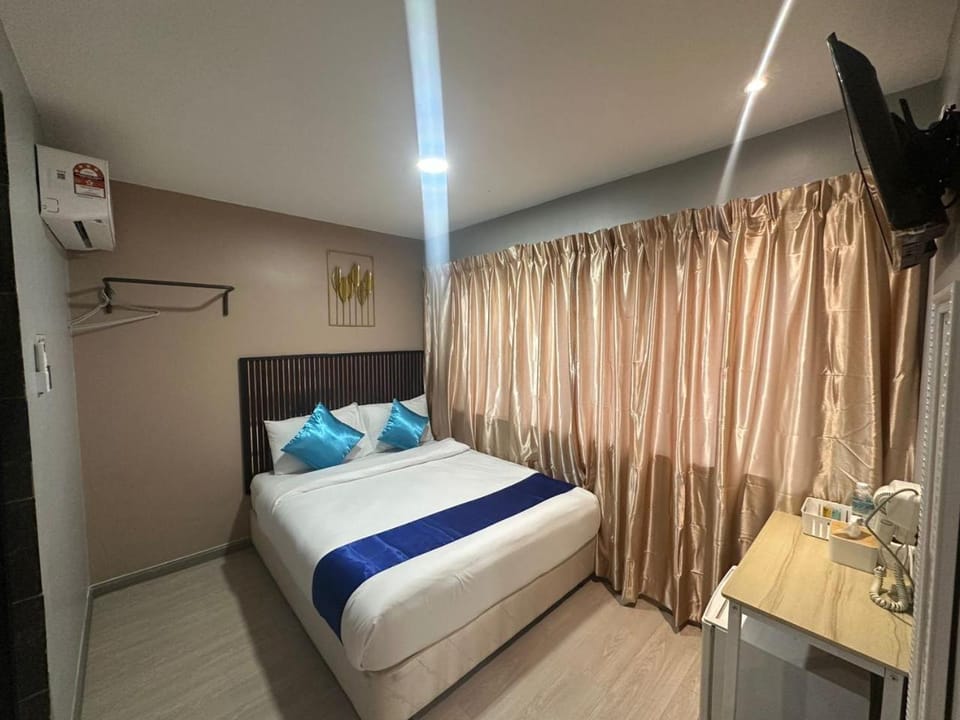 Photo of the whole room, Bedroom