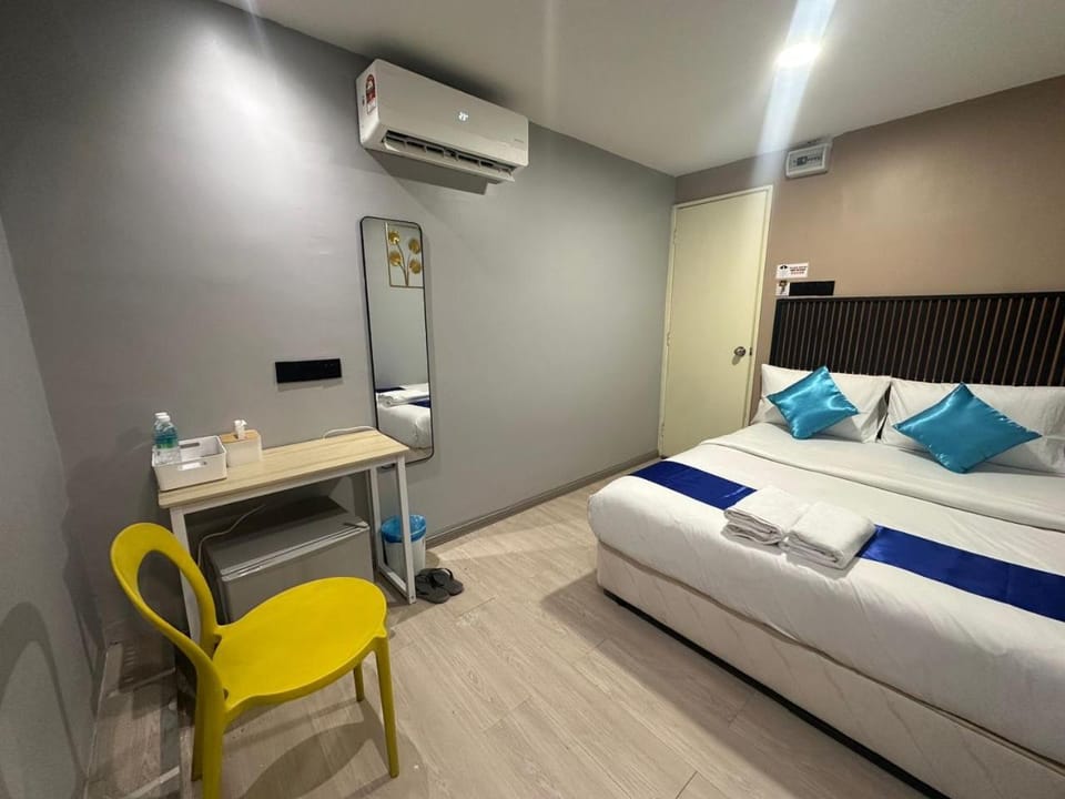 Photo of the whole room, Bedroom, air conditioner