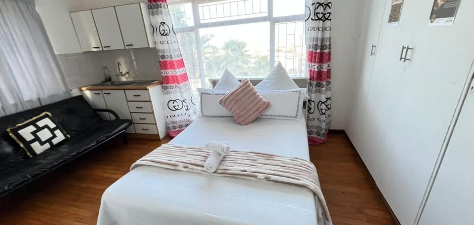 MayBach Hills Palace Guesthouse Bed and Breakfast in Western Cape