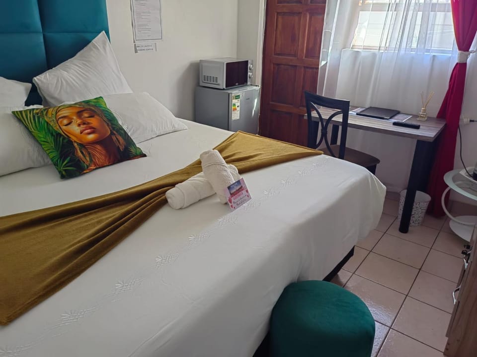 MayBach Hills Palace Guesthouse Bed and Breakfast in Western Cape
