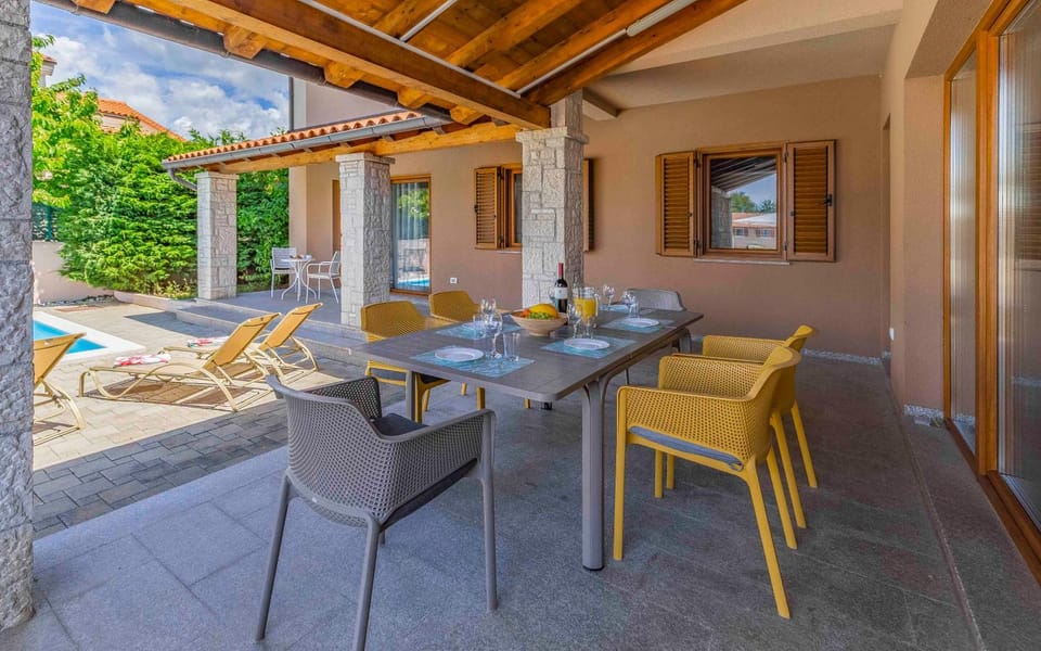 Balcony/Terrace, Seating area, Pool view