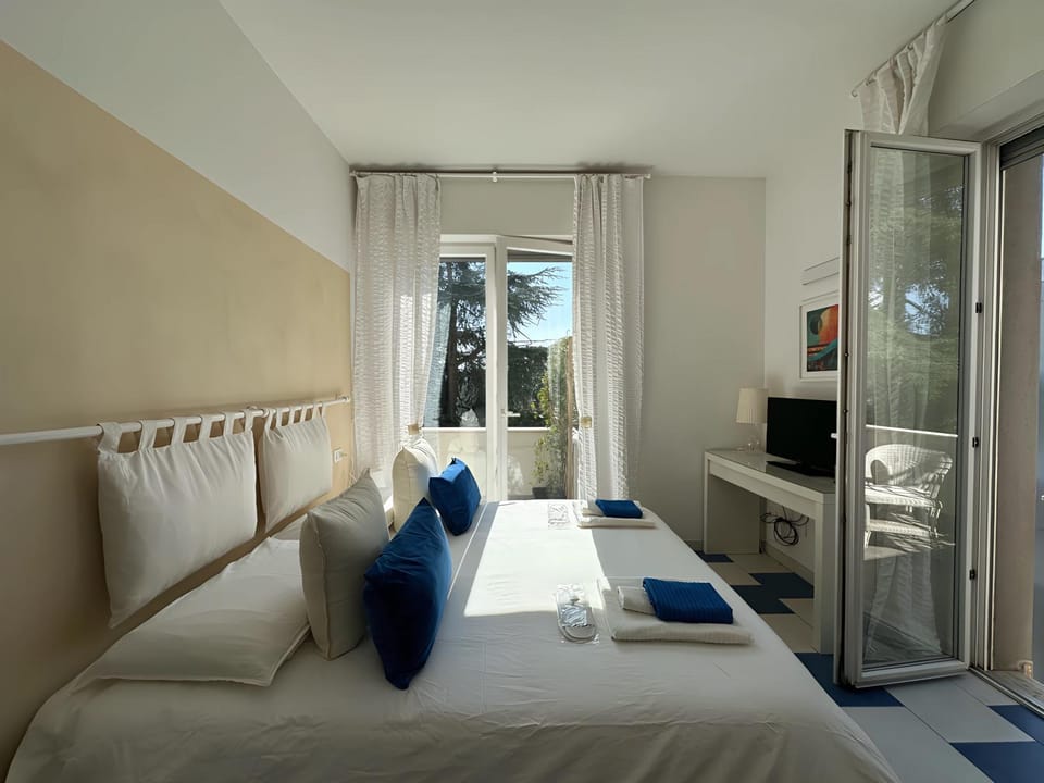 Bed, TV and multimedia, Photo of the whole room, Bedroom, towels