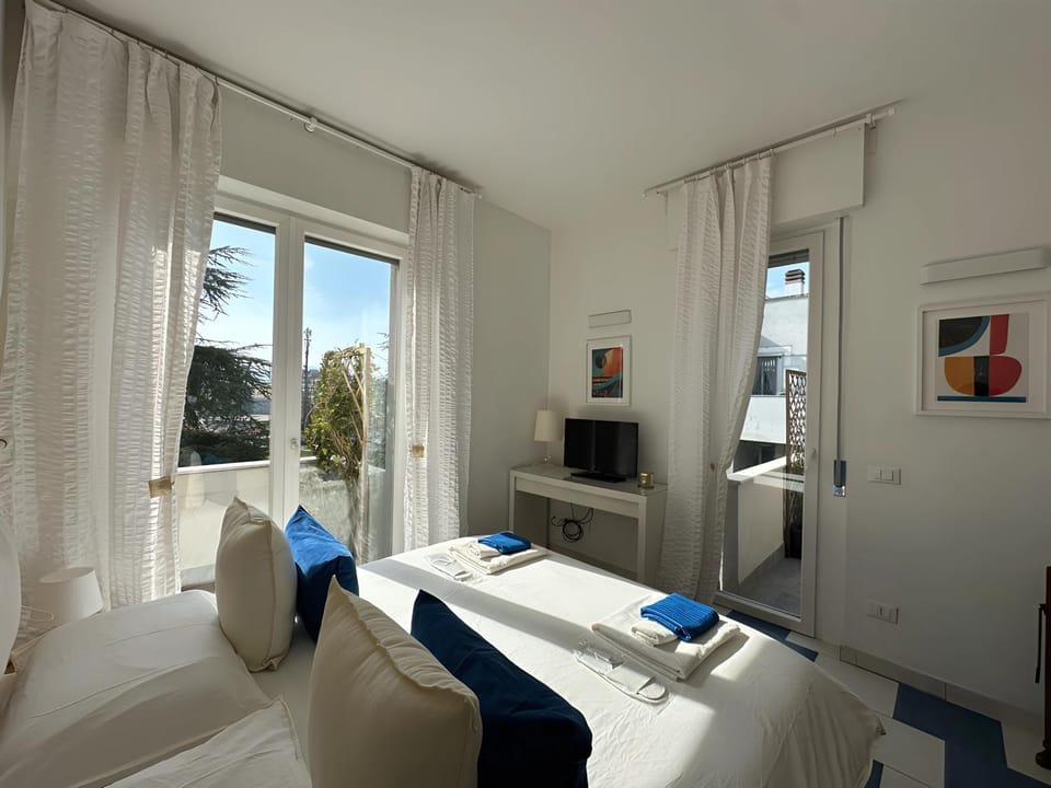 Bed, TV and multimedia, Photo of the whole room, Bedroom