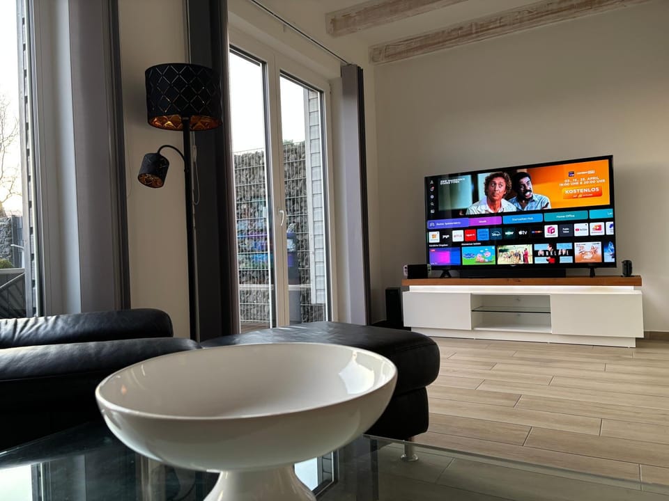 TV and multimedia, Living room, Evening entertainment