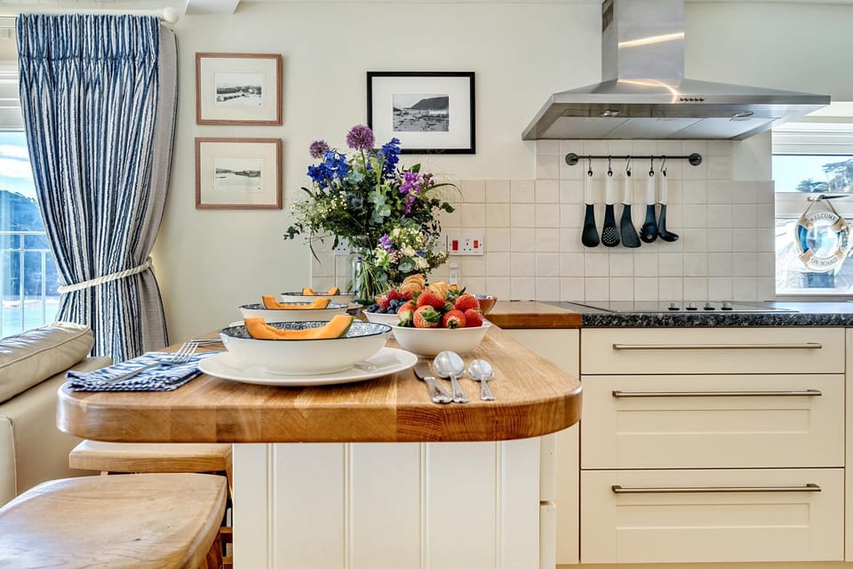 Kitchen or kitchenette, Dining area, Food