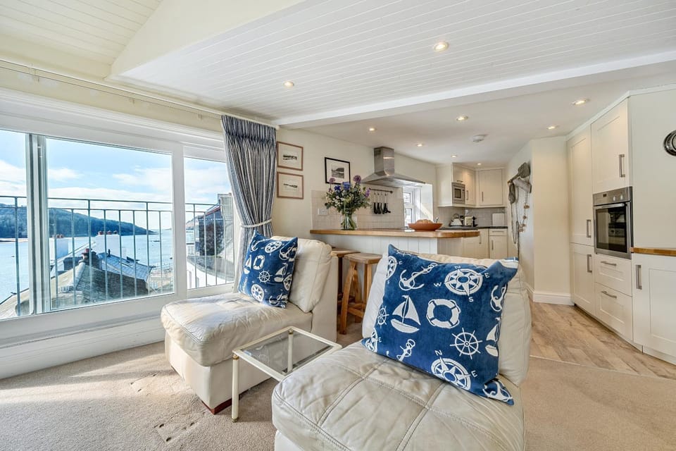 Natural landscape, Kitchen or kitchenette, Living room, Seating area, Dining area, River view