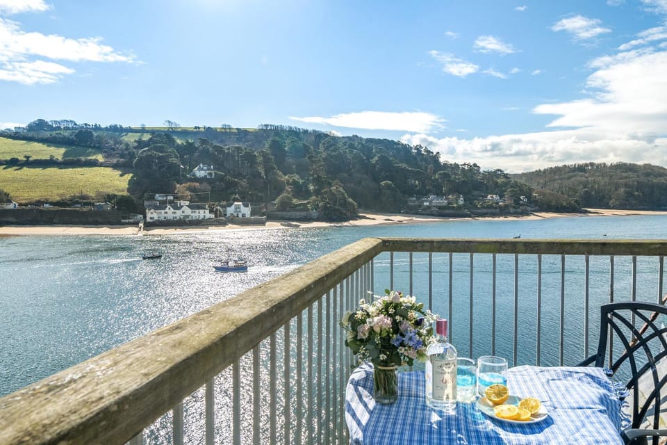 Day, Natural landscape, View (from property/room), Balcony/Terrace, Food and drinks, Dining area, Food, River view