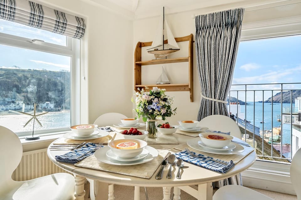 Natural landscape, View (from property/room), Food and drinks, Dining area, Food, River view, Sea view