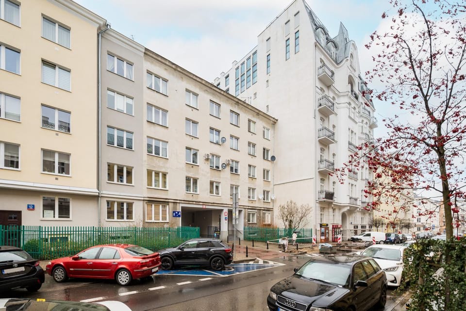Property building, Neighbourhood, Location