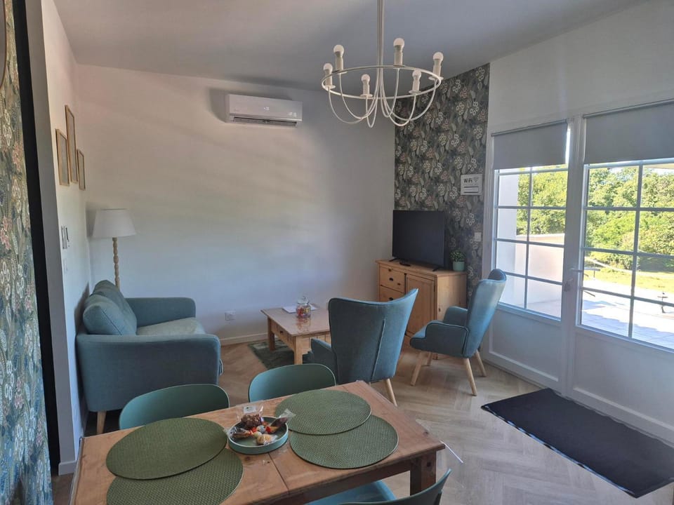 Living room, Dining area, air conditioner