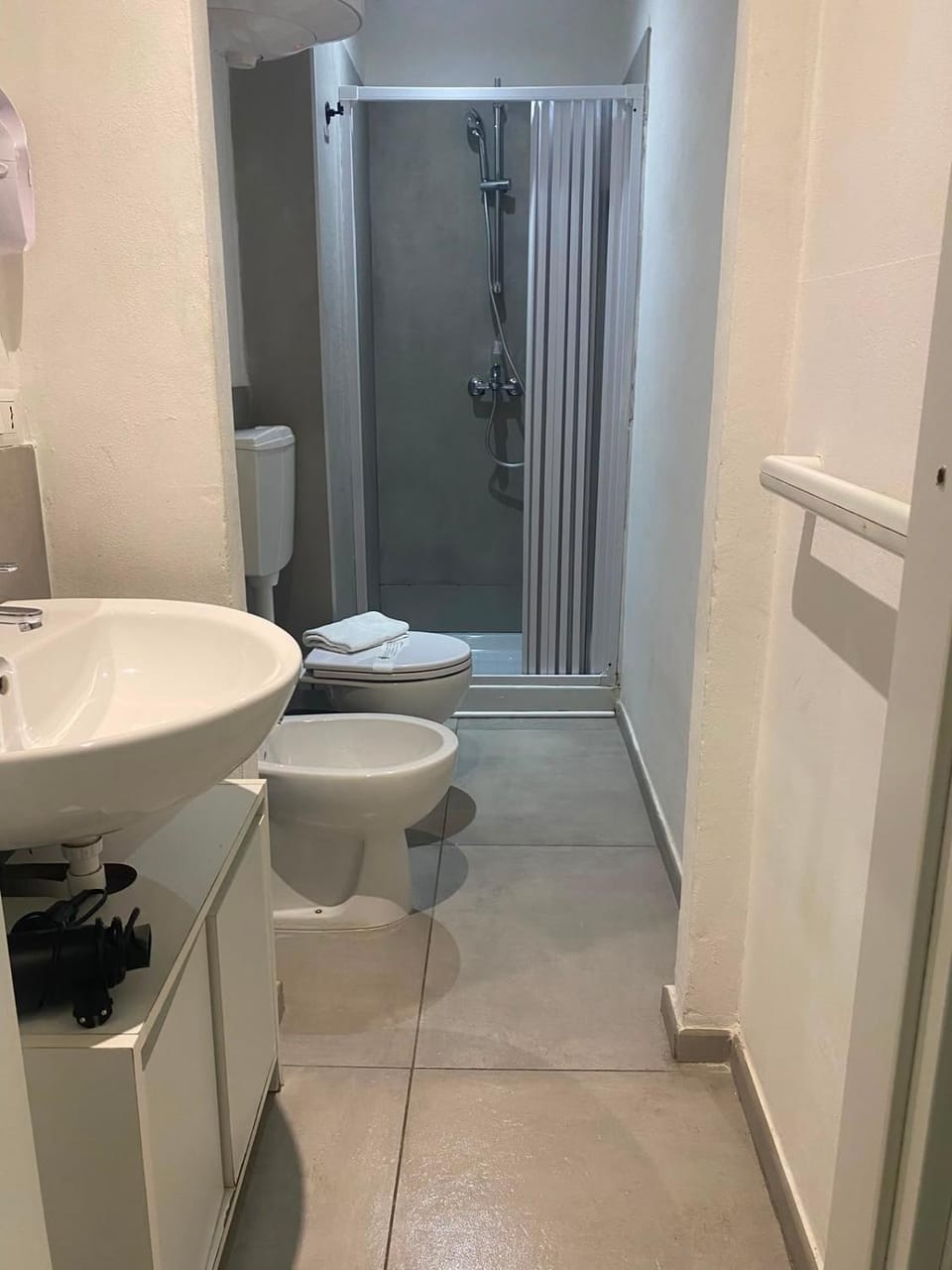 Kitchen or kitchenette, oven, stove, toaster, washing machine