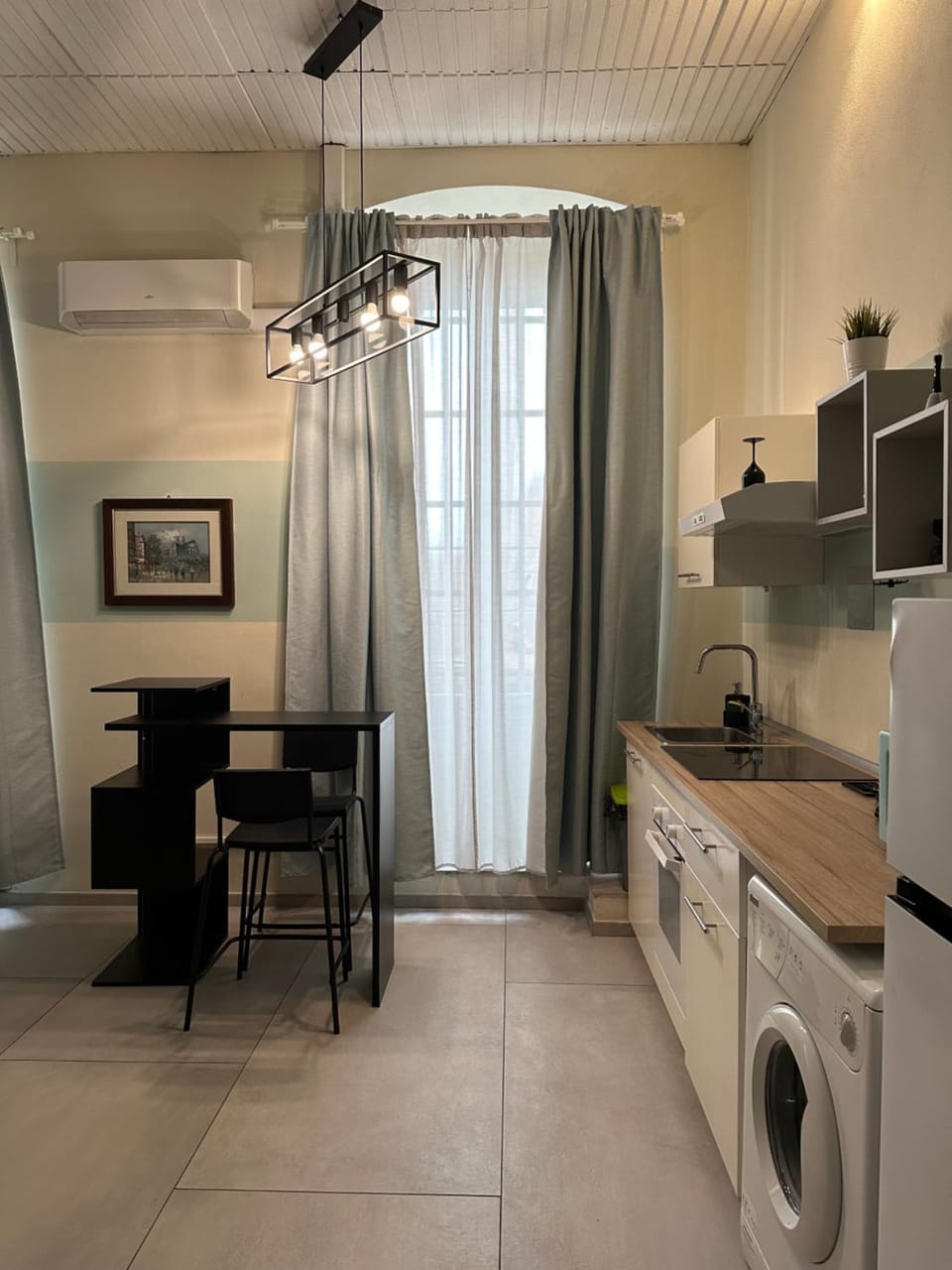 Kitchen or kitchenette, Lunch, stove, washing machine