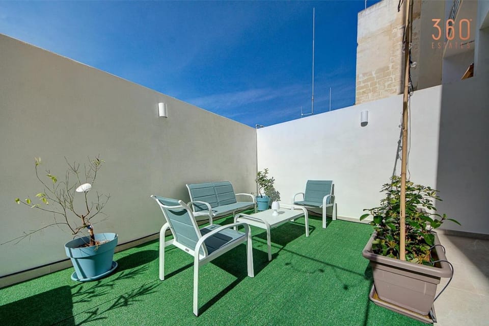 Patio, Day, View (from property/room), Balcony/Terrace, Living room, Seating area
