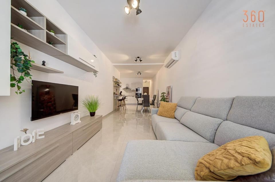 Communal lounge/ TV room, TV and multimedia, Living room, Seating area, Evening entertainment