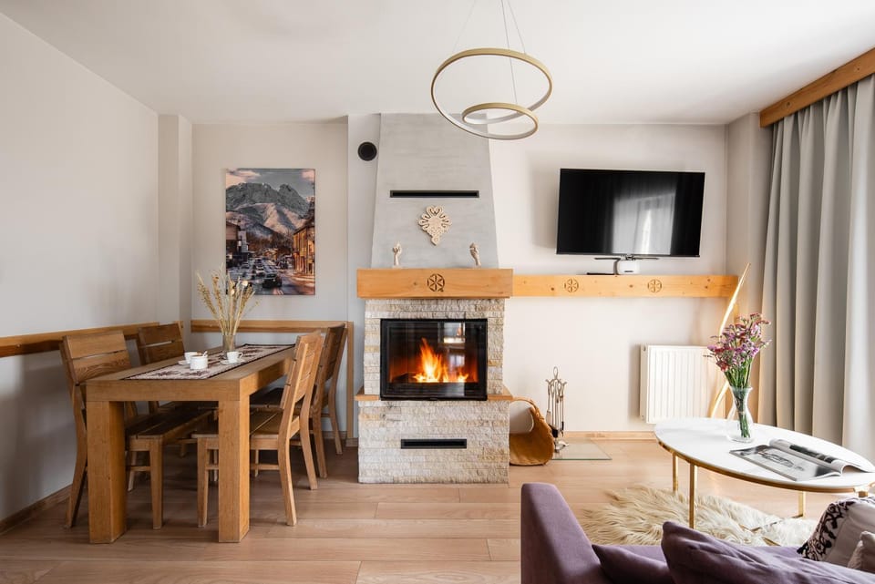TV and multimedia, Living room, Seating area, Dining area, fireplace
