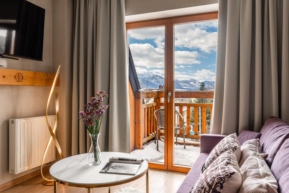 TV and multimedia, Balcony/Terrace, Living room, Seating area, Mountain view