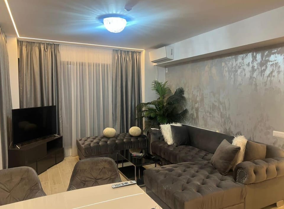 Communal lounge/ TV room, TV and multimedia, Living room, Seating area, Evening entertainment
